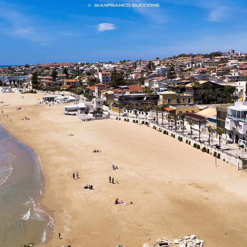 Marina di Ragusa - lungomare Bisani e spiaggia della Mancina.jpg