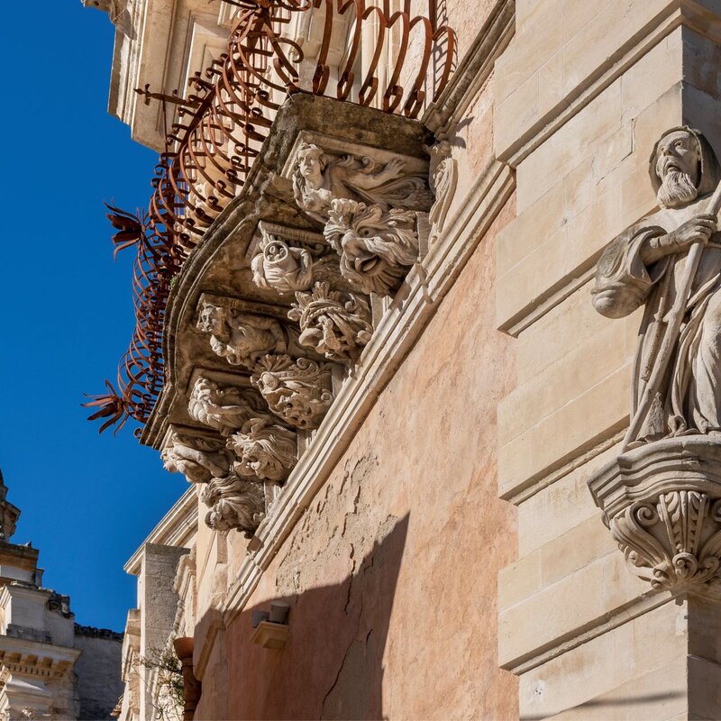 Palazzo Cosentini e i suoi mascheroni barocchi