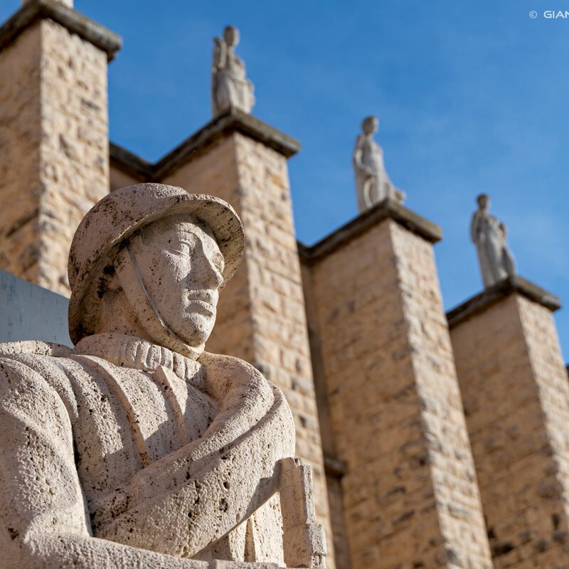 P.za Poste - monumento ai caduti poste e telegrafonici.jpg